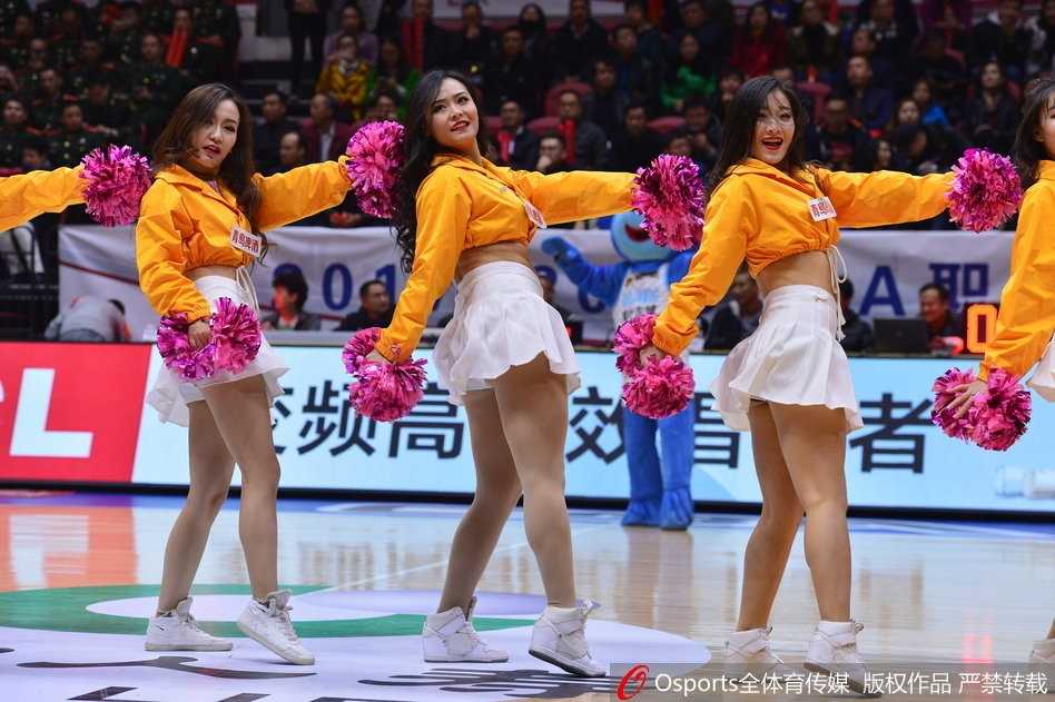 红山脚下的绚丽风景线:新疆篮球宝贝热舞点燃CBA赛场 表演结束后,宝贝们集体向观众挥手致意,她们脸上洋溢的灿烂笑容与背后巨大的记分牌交相辉映,定格了这场视觉盛宴的完美句点。