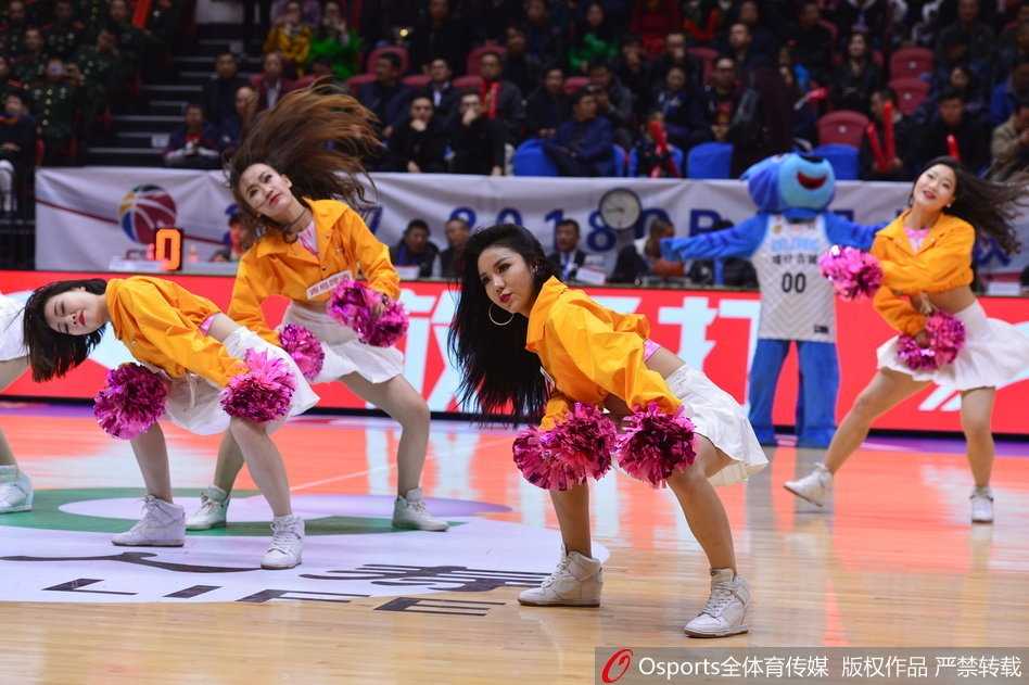 红山脚下的绚丽风景线:新疆篮球宝贝热舞点燃CBA赛场 中场休息时,篮球宝贝们变换队形,散开在全场各个角落与观众互动,她们手中的花絮棒如同繁星点点,照亮了整个体育馆。