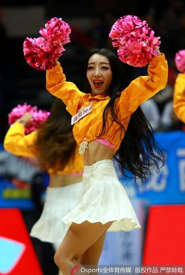 红山脚下的绚丽风景线:新疆篮球宝贝热舞点燃CBA赛场 特写镜头下,一位篮球宝贝笑容灿烂,手持闪亮花球,眼神中透露出自信与专注,仿佛在用微笑为场上的飞虎将士注入能量。
