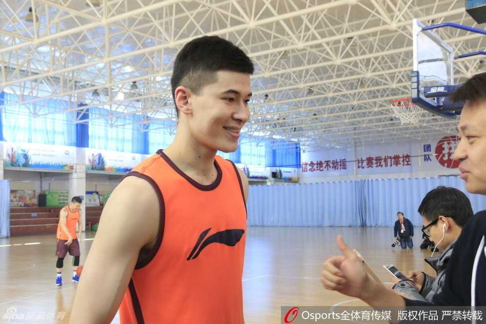 红山记忆:2017新疆男篮的荣耀与守望 刚刚结束对抗训练的俞长栋坐在场边,队医正仔细地为他按摩放松脚部肌肉。他表情轻松,与队友开着玩笑,展现出一名硬汉对于小伤小病的乐观与坚韧。