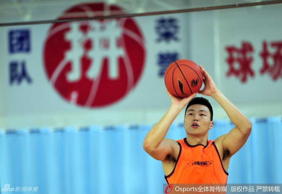红山记忆:2017新疆男篮的荣耀与守望 夕阳的余晖洒在训练馆的地板上,李根赤裸着上身,一次又一次地出手三分,汗水从他的额头滴落,眼神中透露出对下一次胜利的渴望。
