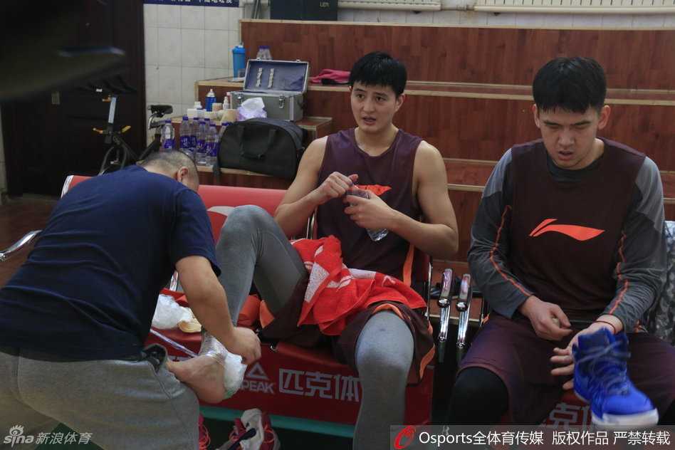 红山记忆:2017新疆男篮的荣耀与守望 训练结束后,李根在场边被热情的球迷簇拥。他俯身在新疆队围巾和球衣上认真签名,脸上挂着随和的笑容,耐心满足着每一个支持者的愿望。