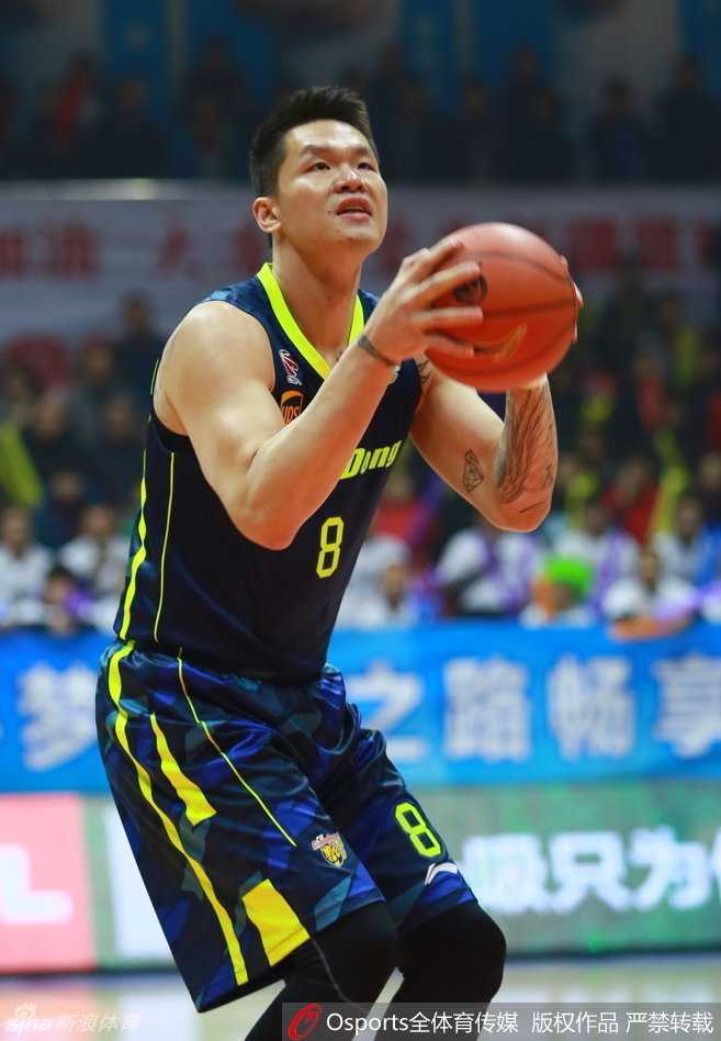 红山论剑:新疆飞虎撕裂华南虎,周琦制霸内线送五记大帽 小外援斯隆在三分线外自信跳投,皮球应声入网,这是他全场35分表演中的一个缩影。