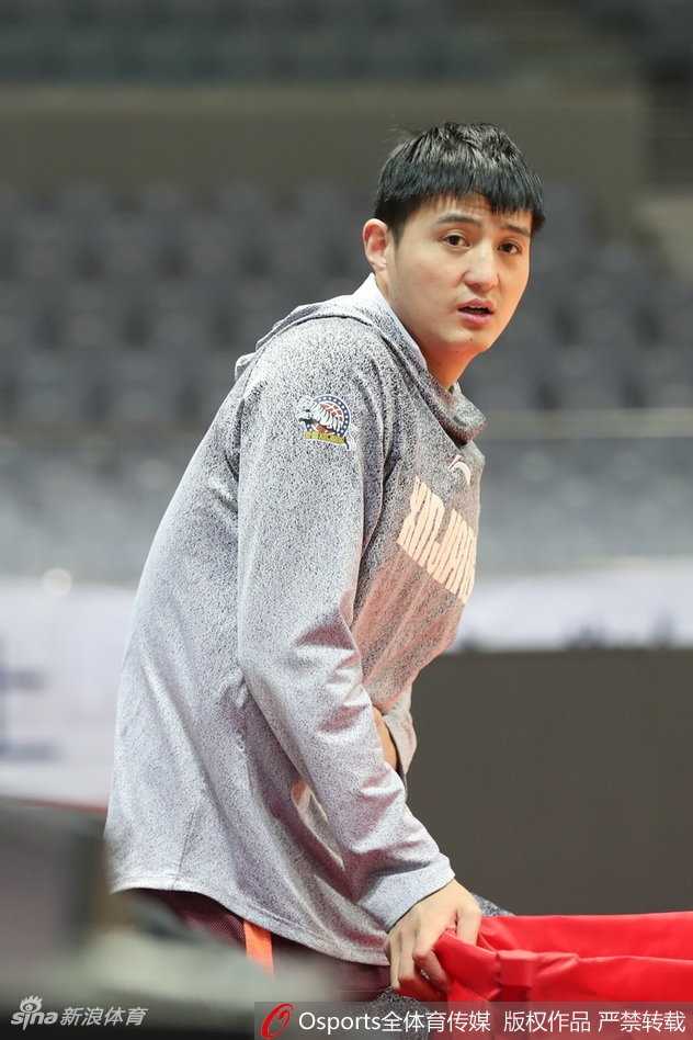 红山飞虎潜心砺剑,新疆男篮力拼常规赛关键轮次 年轻锋线阿不都沙拉木在训练间隙低头沉思,眼神中透露出超越年龄的沉稳,这位潜力新星正在蓄力待发。
