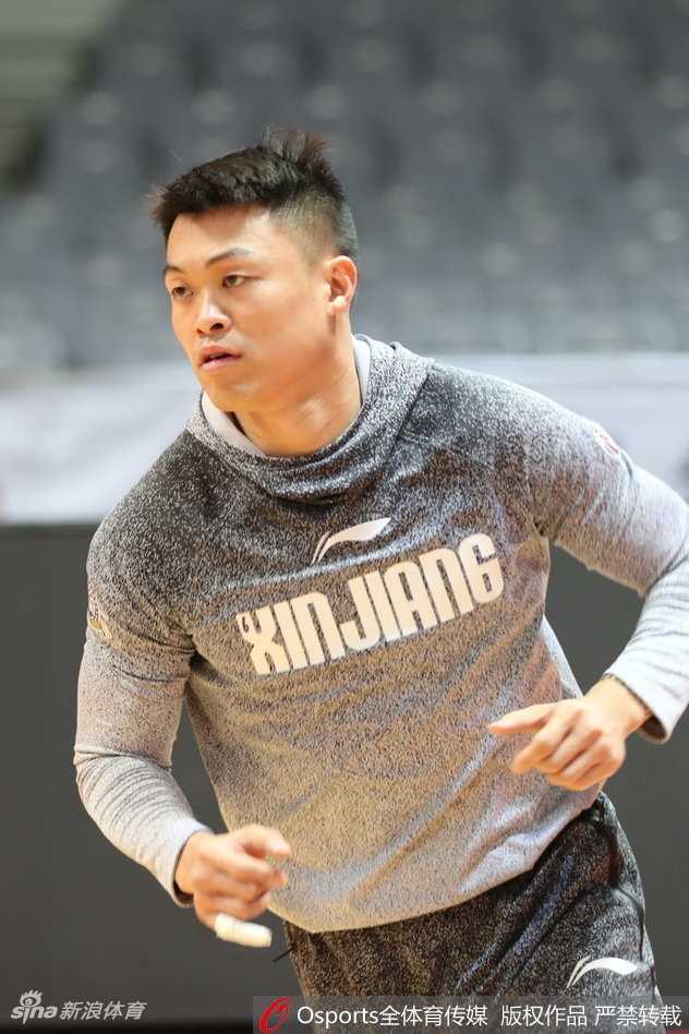 红山飞虎潜心砺剑,新疆男篮力拼常规赛关键轮次 西热力江在训练中全神贯注,紧咬牙关进行折返跑,他那永不言弃的精神是新疆男篮最宝贵的财富。