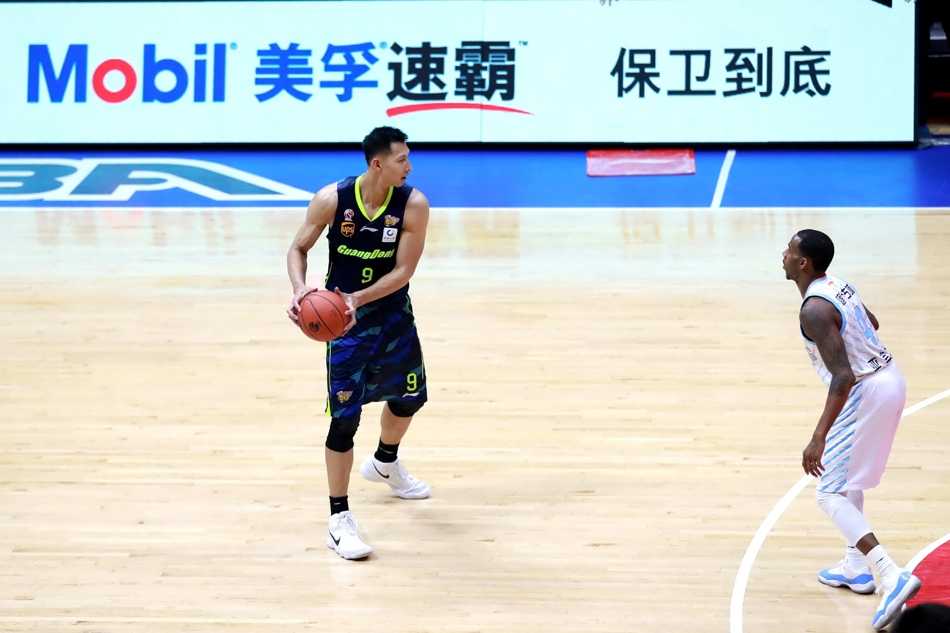 西热力江在比赛最后时刻命中关键三分，为广东队钉上最后一颗棺材钉，他振臂怒吼，红山体育馆瞬间沦为欢乐的海洋。