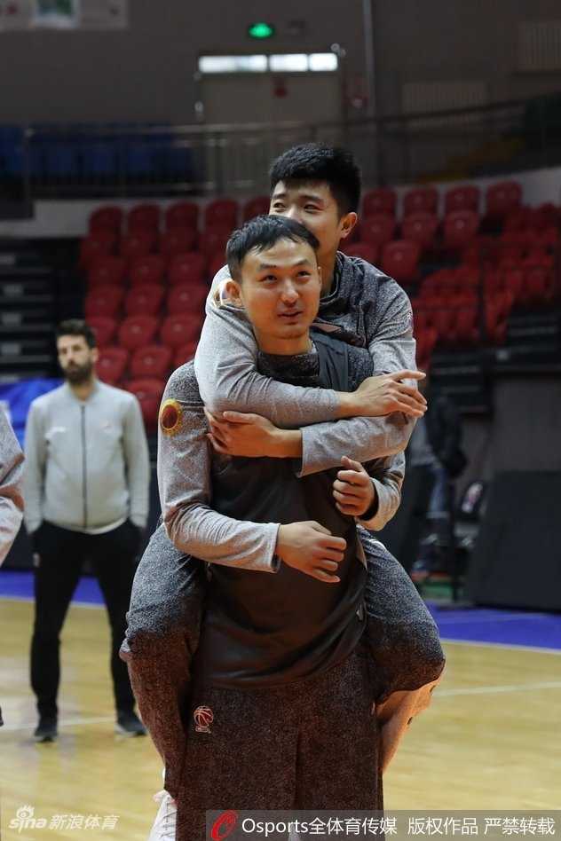 赛前热身完毕，山东男篮全队围拢在一起，手叠手高喊加油，团队的信念在此刻凝聚。