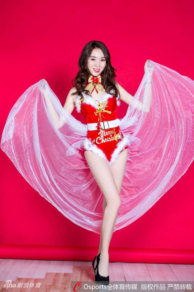 红焰似火绽放在赛场 舞时尚啦啦队诠释篮球宝贝的热辣风采 谢斯琦侧身而立,红裙勾勒出优美的背部线条。光影在她身上流淌,如同赛场灯光下的精灵,静谧中蕴含着下一秒即将爆发的热情。