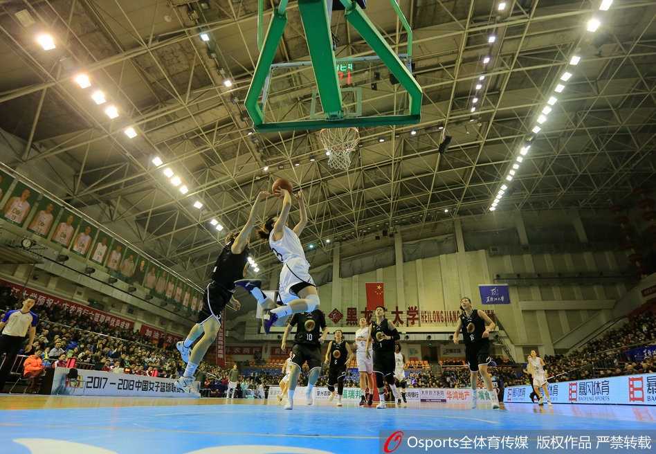 跳球瞬间，大庆队与山东队的中锋高高跃起，指尖触碰篮球的刹那，激烈的比拼正式拉开序幕。