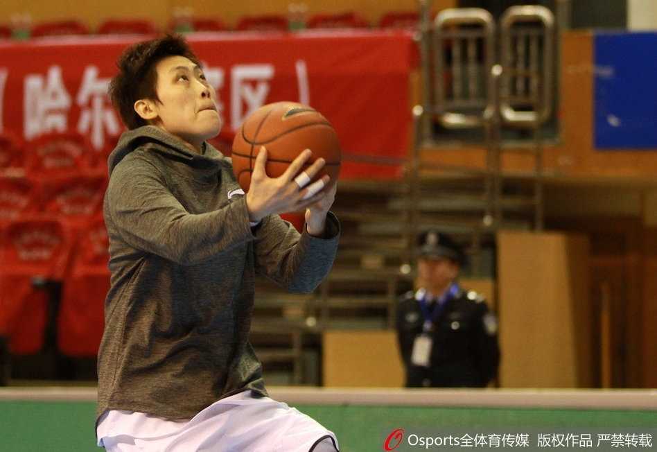 纪妍岩身披战袍在场上指挥若定，她双手持球，眼神如炬，正示意队友跑位，尽显核心风范。