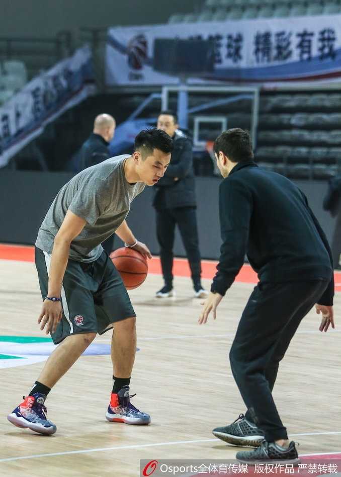 门将神勇侧扑，单掌将必进球托出横梁，防守球员和对手都露出难以置信的惊叹表情