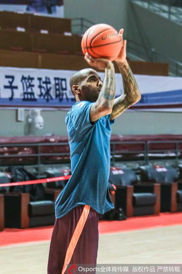 绝杀后球员们疯狂庆祝，队长被队友紧紧簇拥，看台瞬间变成沸腾的欢乐海洋