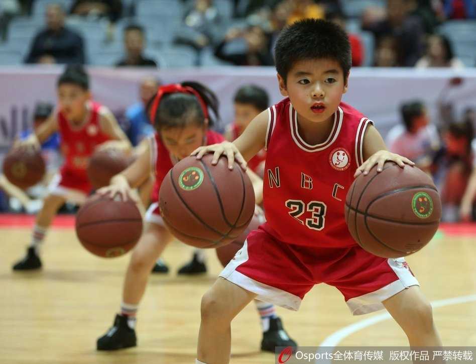 训练结束后，夕阳的余晖洒在球场上，一名小球员独自加练射门，皮球应声入网，他握紧拳头，脸上露出满足而坚毅的微笑。