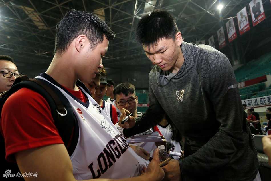 羊城冬日里的热血相聚:广州男篮球迷开放日侧记 广州男篮的球员们在开放日结束前列队站好,一起向看台上的球迷鞠躬致意,感谢他们的支持,球迷们也纷纷举起手机记录这一温馨时刻。