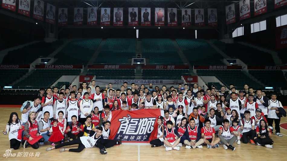 羊城冬日里的热血相聚:广州男篮球迷开放日侧记 训练间隙,一名广州男篮球员弯下腰为蹲在地上的小球迷在篮球上签名,周围站满了其他等待签名的热情球迷,场面十分有爱。