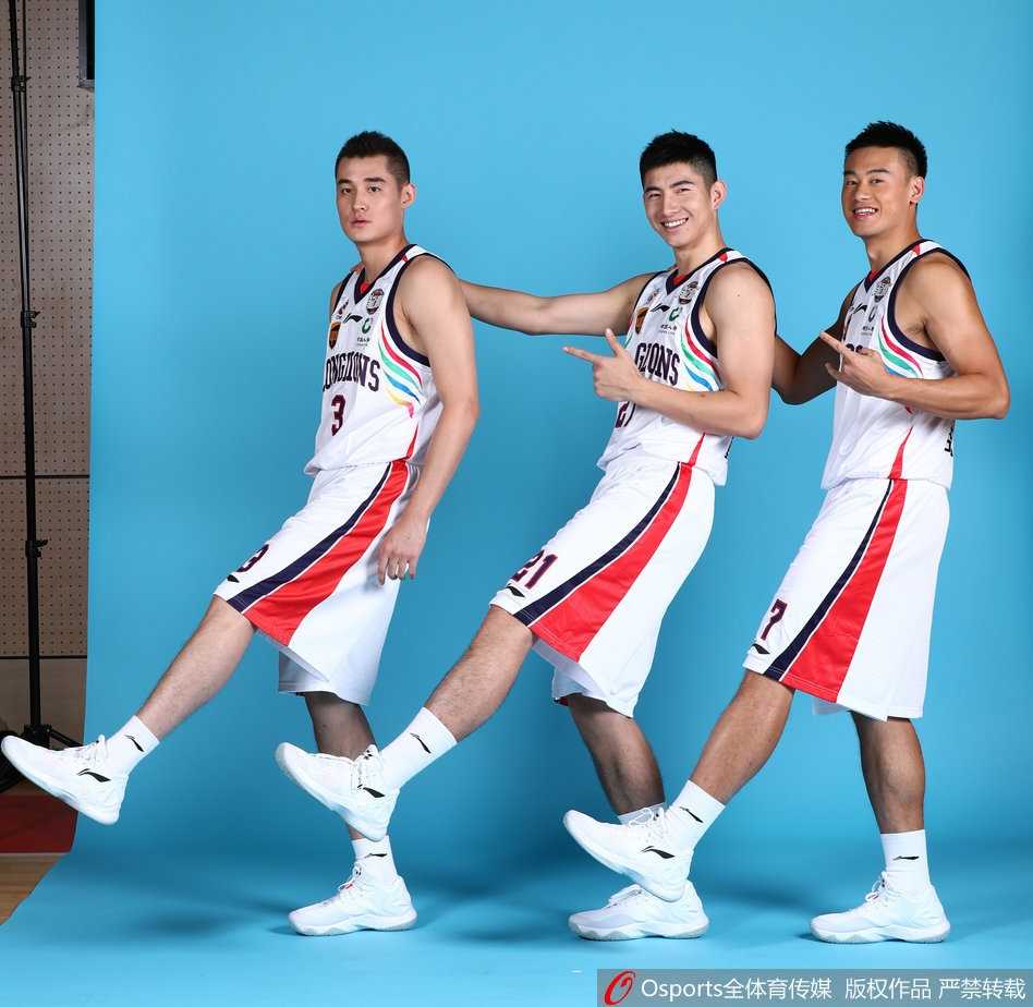 球队主教练崔万军双手抱胸，神情严肃而专注，他的战术板下，是这支青年军蜕变为铁血之师的坚实印记。