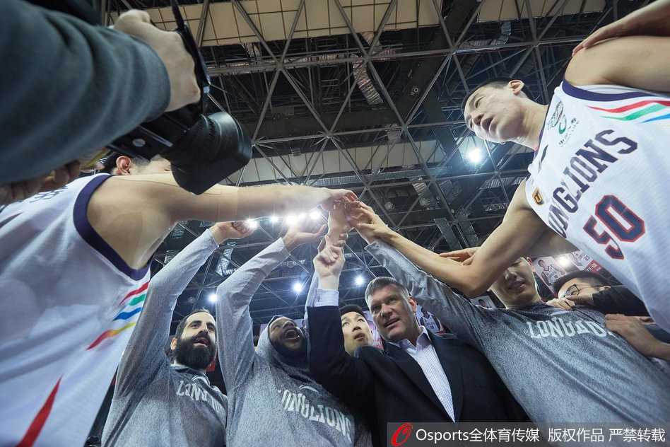 小将范子铭在吉林队高大内线面前高高跃起，眼神坚毅地摘下前场篮板，青春的活力在这一刻闪耀全场。