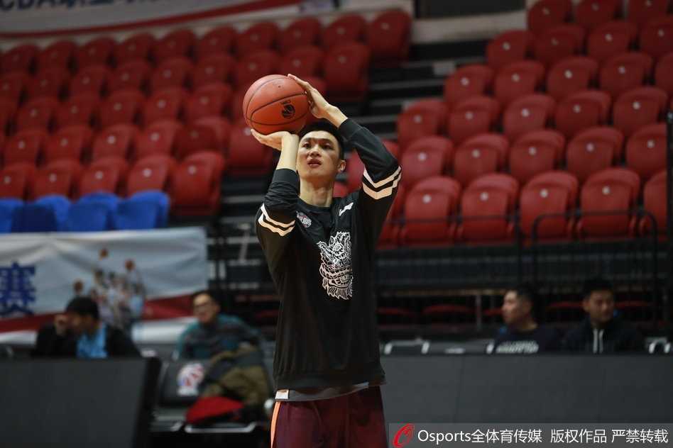 训练间隙，福格与队友击掌相庆，脸上的汗水反射着灯光，他的笑容传递着对胜利的坚定信念和团队的默契。