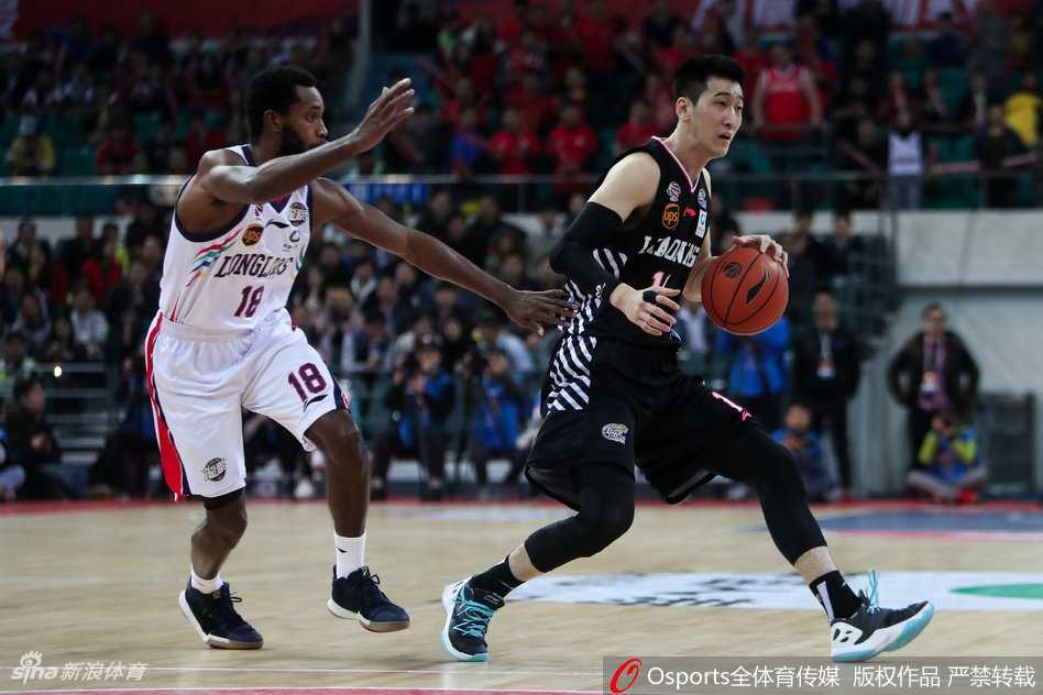 羊城铁骑终结辽篮连胜,季后赛席位之争烽烟四起 广州队年轻中锋范子铭面对老大哥韩德君,毫无惧色地跃起封盖,这次成功的防守让场边的替补席瞬间沸腾。