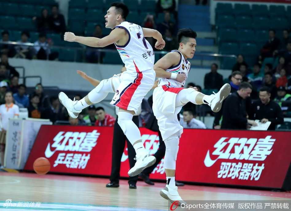 羊城铁骑终结辽篮连胜,季后赛席位之争烽烟四起 场边的广州队主帅激情指挥,双手比划着复杂的战术手势,他的每一个指令都试图在瞬息万变的战场上为球队拨云见日。