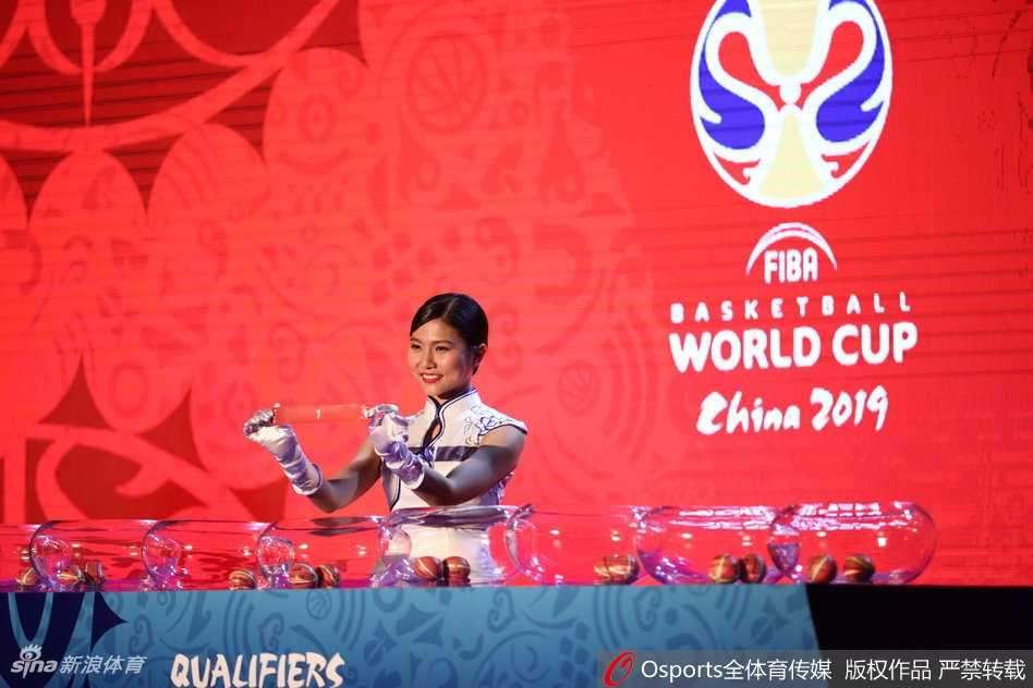 NBA传奇巨星皮蓬在抽签台前，他刚刚拆开写有“中国”的签条，这张纸片决定了东道主将在预选赛阶段与新西兰、韩国和中国香港同组。