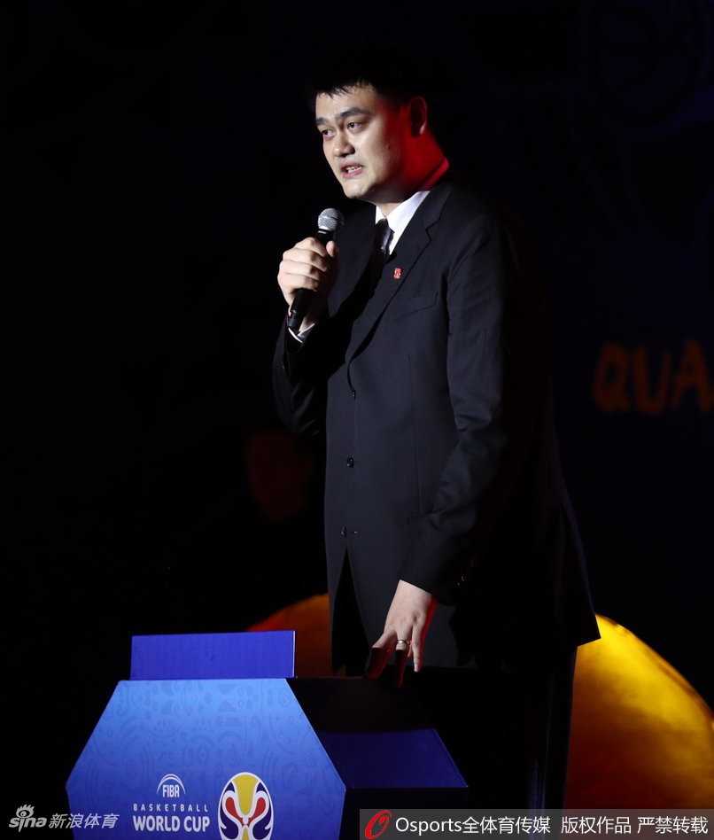 作为东道主的代表，易建联担任抽签嘉宾，他面带谦逊而自信的微笑走上台前，准备亲手决定亚太区诸强的命运走向。