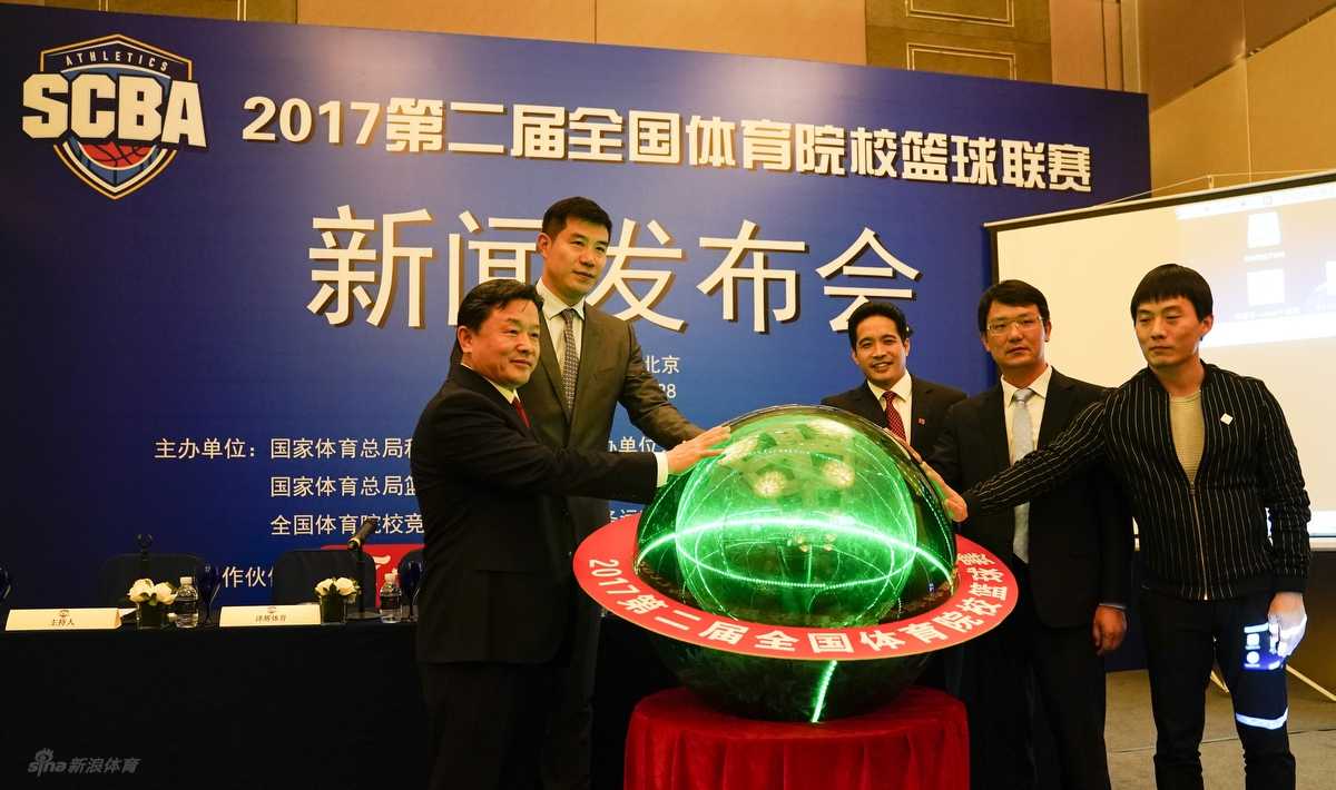 会场外摆放着联赛的巨幅宣传海报，一名工作人员恰好经过，与海报上奋力拼搏的运动员剪影形成动静结合的对比，无声地诉说着赛场内外的故事