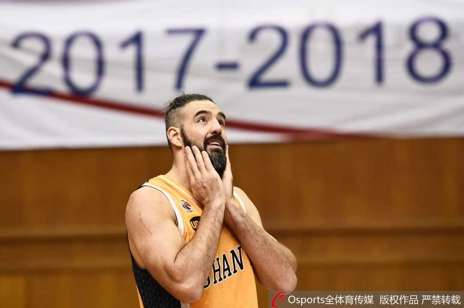 群雄逐鹿,定格经典瞬间——二〇一七至一八赛季CBA第十二轮全景回顾 福建外援哈里斯摆脱防守飞身暴扣,气势如虹如天神下凡,全场沸腾为他欢呼喝彩