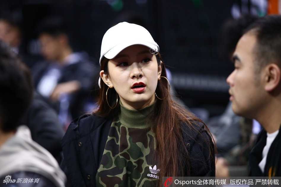 翟晓川与妻子在观赛期间，杨思雨拿着手机似乎在与亲友分享现场的喜悦，翟晓川则揽着妻子的肩膀，保护欲十足，画面定格在两人温馨幸福的瞬间。