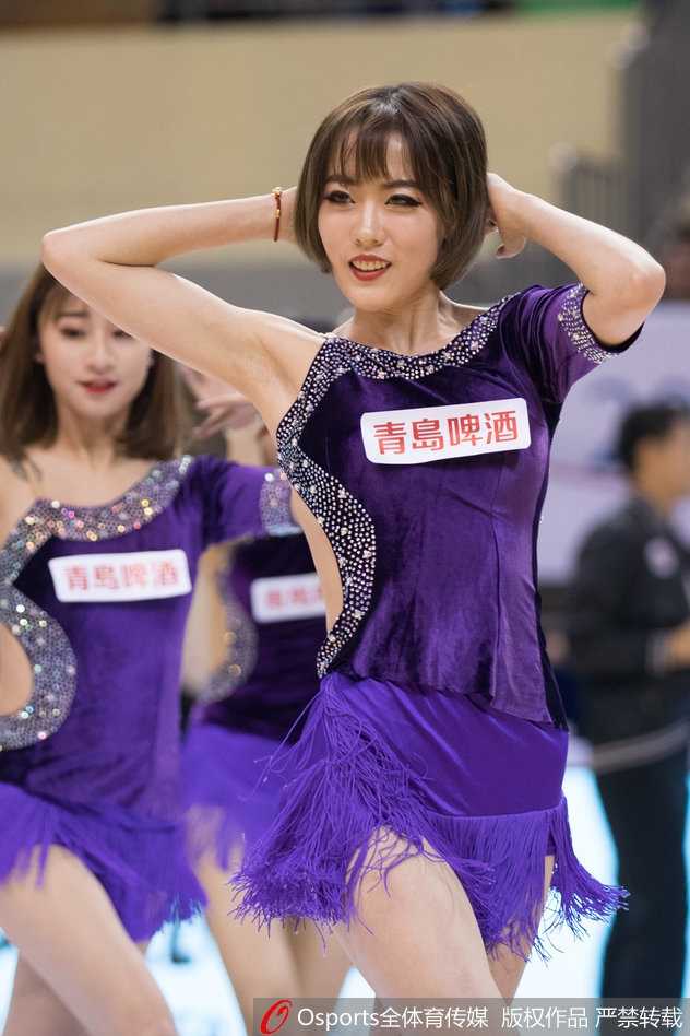 伴随着现场炫酷的灯光效果，江苏肯帝亚篮球宝贝们在比赛暂停期间迅速登场，她们排成整齐的队列，用充满节奏感的舞步瞬间点燃了全场球迷的热情。