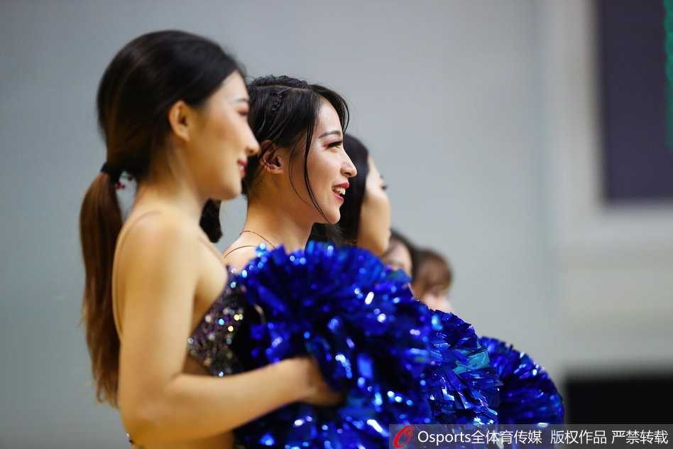 江苏肯帝亚篮球宝贝们身着靓丽服装，在球场上整齐列队，她们脸上洋溢着灿烂的笑容，张开双臂迎接即将开始的激烈比赛。