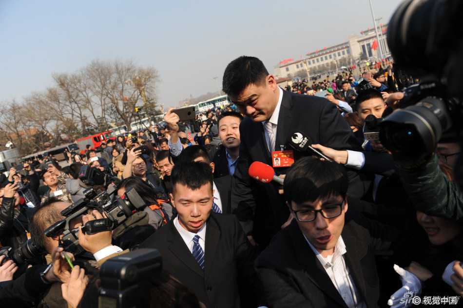聚焦2017两会:姚明现身会场,热议体育强国不只是金牌 身高出众的姚明在人群中如同移动的高塔,他眉头微锁,面对记者围堵显得有些无奈,只能加快步伐向会场走去