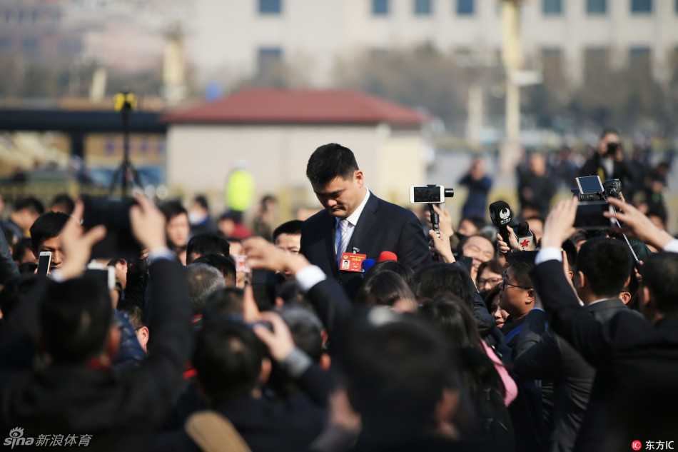 聚焦2017两会:姚明现身会场,热议体育强国不只是金牌 姚明弯腰俯身,将耳朵凑近一位拿着话筒的小记者,耐心倾听提问,巨大的身高差构成了一幅温馨有爱的画面