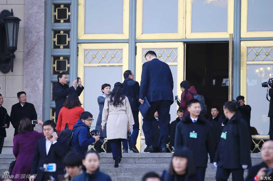 聚焦2017两会:姚明现身会场,热议体育强国不只是金牌 为了准备第二天的大会发言,姚明提前来到人民大会堂调试话筒,工作人员正根据他的身高调整立杆高度