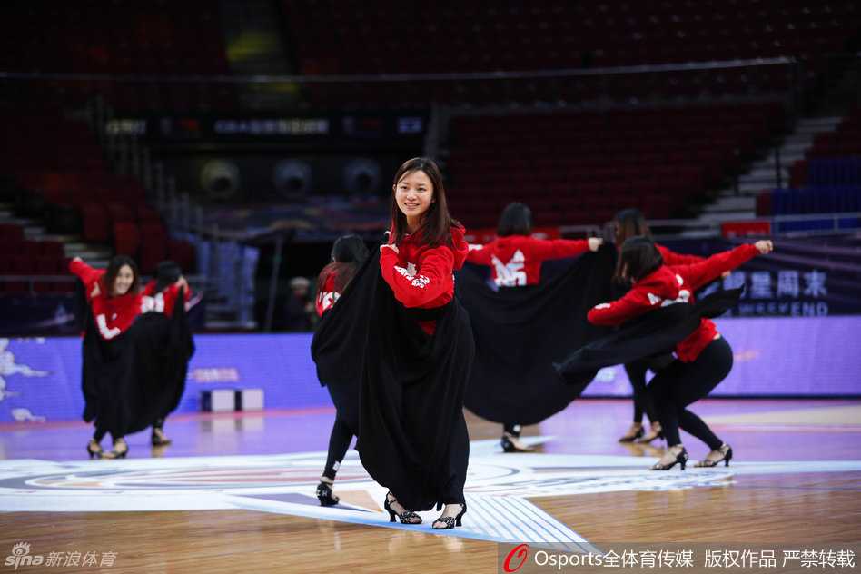 夜幕降临，排练仍未停歇，女孩们全情投入每一个节拍，汗水打湿了衣衫也毫不在意。
