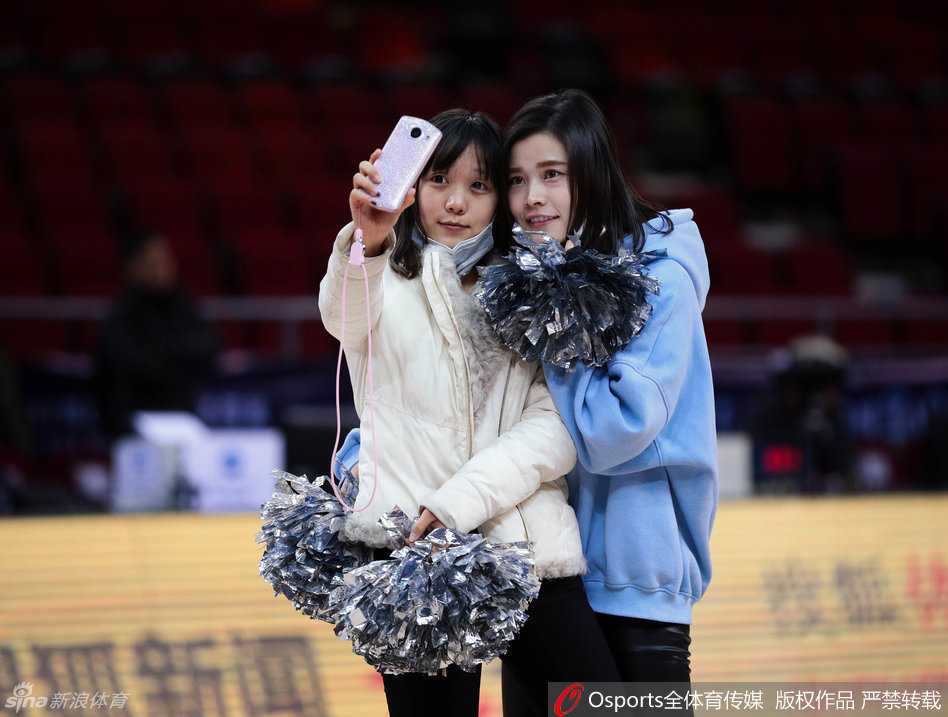 为了保持队形精准，姑娘们反复练习同一个跳跃动作，空中姿态依然保持优美。