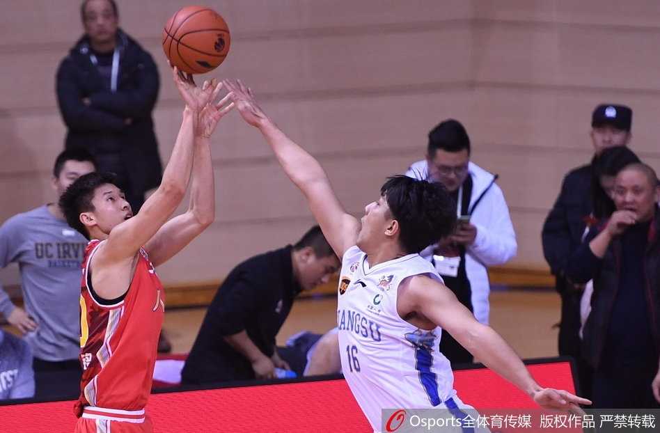 老将易立犹如一道白色闪电，运球突破八一队的层层防线，轻盈地将球送入网窝，延续着百分百的命中率