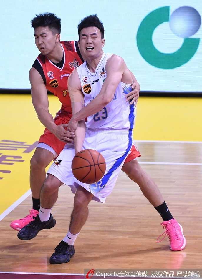 江苏肯帝亚替补席瞬间沸腾，球员们挥舞着毛巾为队友的精彩表现忘情欢呼，团队气氛热烈如同胜利的火焰