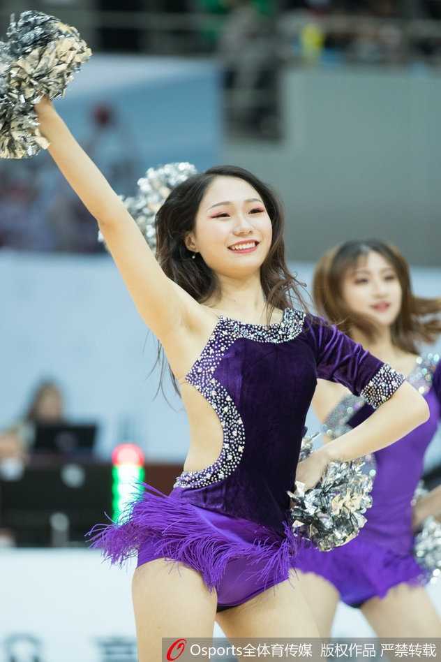 赛后庆祝时刻，姑娘们围拢在一起，笑容比手中的花球更加明艳，她们用完美的表现赢得了全场最后的掌声与欢呼。