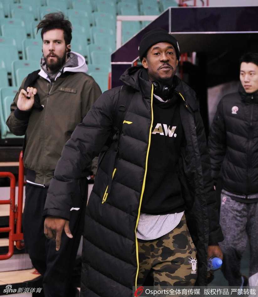 肯帝亚备战迎第24轮关键战,布鲁克斯笑迎旧友哈德森与巴斯 在江苏肯帝亚队的训练场馆中,马尚·布鲁克斯脸上洋溢着轻松的笑容,他正侧身与身旁的辽宁队外援哈德森和巴斯亲切交谈,三人之间的氛围如同老友聚会般融洽。