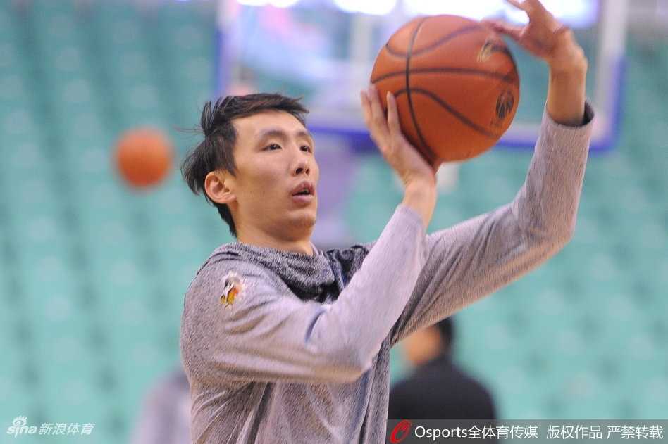 肯帝亚备战迎第24轮关键战,布鲁克斯笑迎旧友哈德森与巴斯 另一角度的抓拍,布鲁克斯与哈德森似乎在分享某个有趣的话题,巴斯在一旁露出了会心的微笑,整个训练场因为这三人的交流而充满了轻松愉快的气氛。