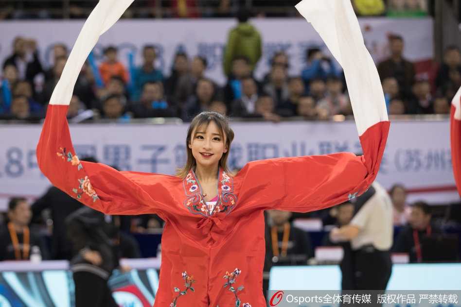 篮球宝贝们整齐列队，同时向上抛甩红色长袖，袖带如火焰般升腾，气势震撼全场