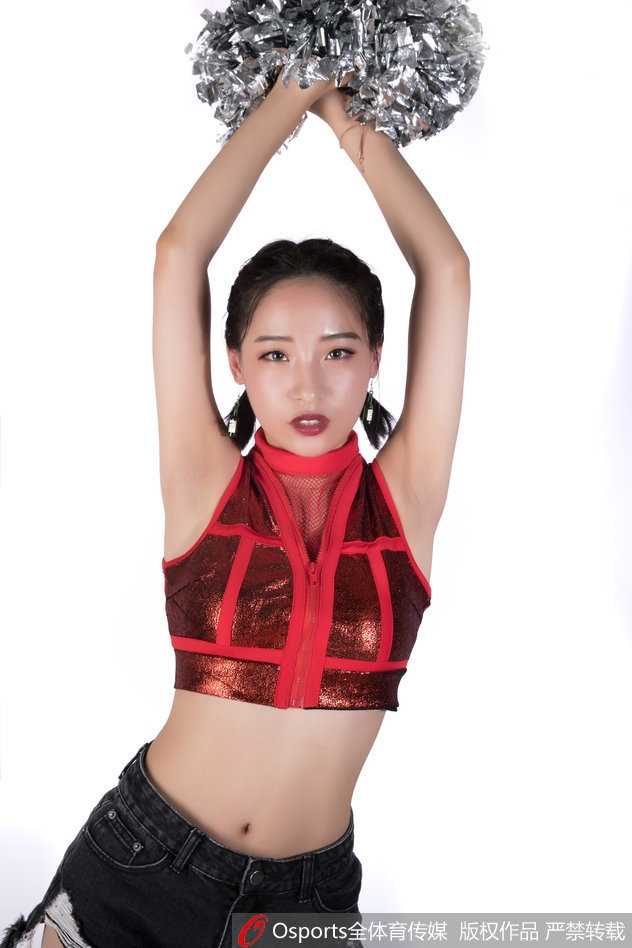 肯帝亚篮球宝贝秀出凯旋之舞 闪耀赛场展现力与美 表演结束,宝贝们摆出酷飒的结束造型,自信地目视前方,身后的巨幅海报与她们交相辉映,定格下这场凯旋之舞最完美的瞬间。