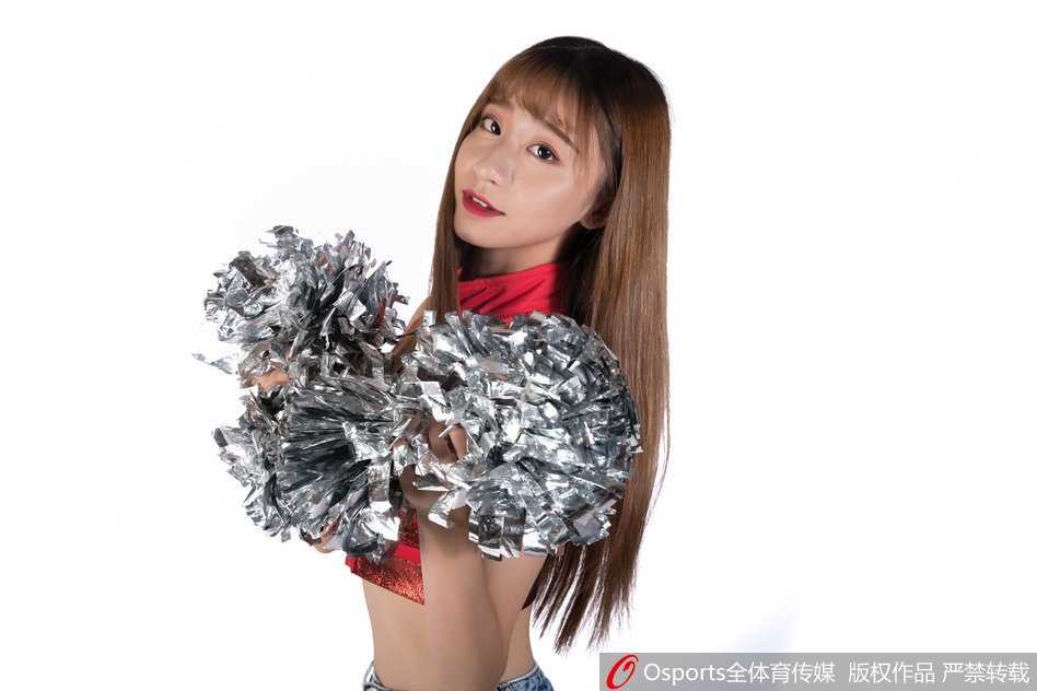 肯帝亚篮球宝贝秀出凯旋之舞 闪耀赛场展现力与美 全景镜头下,所有篮球宝贝面向球场中央,动作整齐划一挥动手臂,脸上洋溢着极具感染力的笑容,她们用热情为即将上场的国家男篮将士们注入必胜信念。