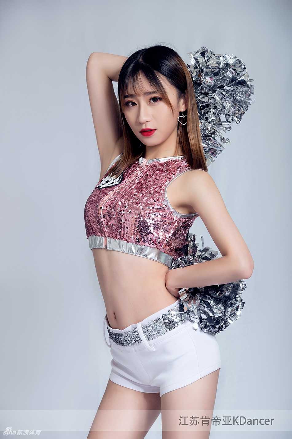 肯帝亚篮球宝贝青春绽放 热舞助威燃动赛场 比赛中场休息,啦啦队员排成整齐队列,动作舒展有力,将现场气氛推向新的高潮。