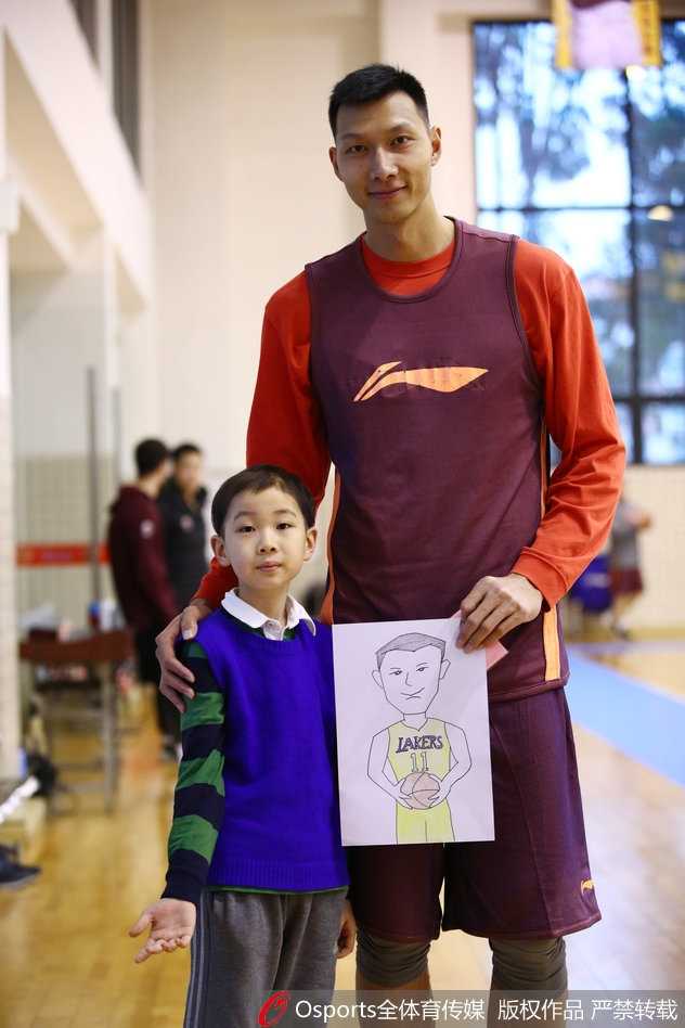 轩轩与广东宏远球员单独互动，他踮起脚尖努力靠近高大的球员，这一刻篮球成为了连接心灵的最美桥梁。