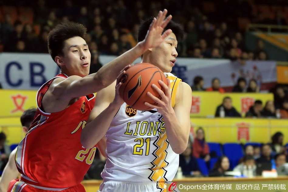 胡金秋三节飙二十六分 广厦主场狂胜送八一十连败 广厦队胡金秋面对八一队防守高高跃起,手腕轻柔一拨,篮球划出完美弧线落入篮筐,这一刻他的长臂成为对手无法逾越的屏障。