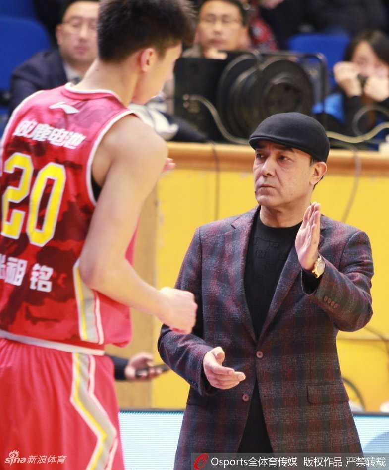 胡金秋三节飙二十六分 广厦主场狂胜送八一十连败 广厦新星胡金秋在三人合围中强行起跳,他那超出同龄人的冷静让他即使在空中身体对抗后依然保持出手稳定性,将球放入篮筐。