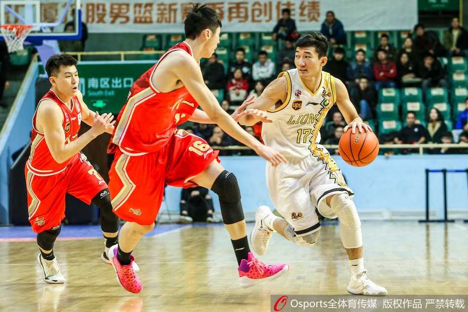 胡金秋三节飙二十六分 广厦主场狂胜送八一十连败 八一队小将田宇翔如灵猫般穿梭于广厦防线,面对补防毫无惧色,他果断急停跳投,眼神中透露出必胜的信念和年轻人的冲劲。