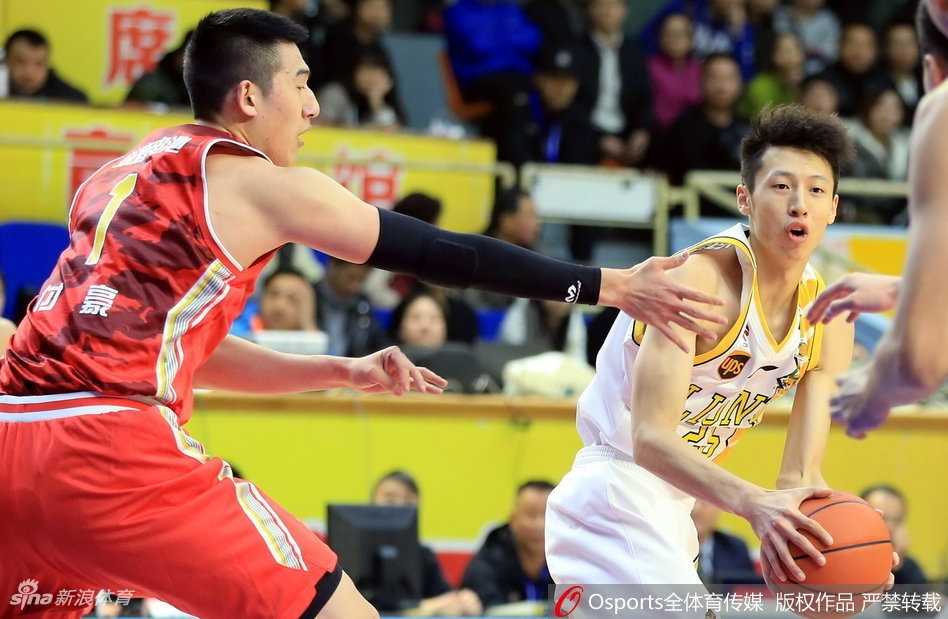 胡金秋三节飙二十六分 广厦主场狂胜送八一十连败 广厦外援福特森犹如球场精灵,在八一队多人包夹的缝隙中送出绝妙传球,球带着旋转穿透防守,准确找到篮下无人看管的队友。